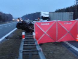 Samochód wjechał na autostradę pod prąd. Jedna osoba nie żyje.
