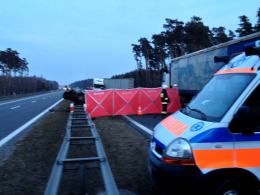 Samochód wjechał na autostradę pod prąd. Jedna osoba nie żyje.