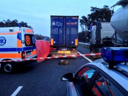 Samochód wjechał na autostradę pod prąd. Jedna osoba nie żyje.