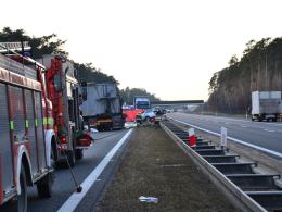 Samochód wjechał na autostradę pod prąd. Jedna osoba nie żyje.