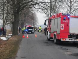Kierowca zasłabł za kierownicą i uderzył w drzewo