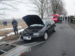 Kierowca zasłabł za kierownicą i uderzył w drzewo