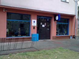 Napad na bank w Kędzierzynie-Koźlu. Intwerweniujący przechodzień ugodzony nożem.