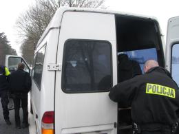 Kierowca busa wiózł 14 pasażerów. Część siedziała na drewnianej ławce.
