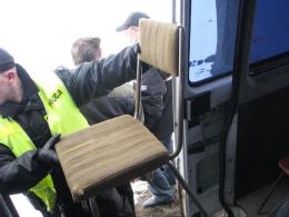 Kierowca busa wiózł 14 pasażerów. Część siedziała na drewnianej ławce.
