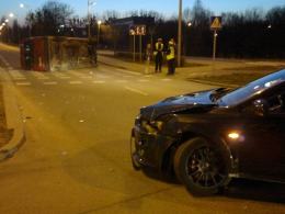 Bus przewrócił się po zderzeniu z osobowym mitsubishi
