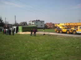Kontener spadł z ciężarówki na samochód