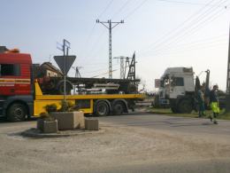 Kontener spadł z ciężarówki na samochód