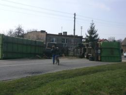 Kontener spadł z ciężarówki na samochód