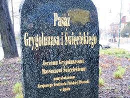 Pomysłodawcy festiwalu uhonorowani kontrowersyjnym pomnikiem