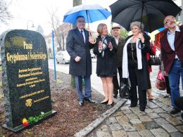 Pomysłodawcy festiwalu uhonorowani kontrowersyjnym pomnikiem