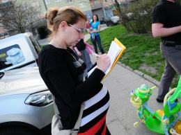 Zachowania terenu zielonego w obecnym miejscu chce m.in Katarzyna Lech. Często przychodzi tu na spacery z 2 - letnią córeczką.