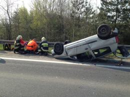Niedługo później do groźnego wypadku na DK46 doszło w miejscowości Prądy. 3 poszkodowane osoby trafiły do szpitala w tym 1 została przetransportowana śmigłowcem.(Fot: Seeb)