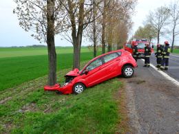 Ford uderzył w drzewo w Łukowicach Brzeskich