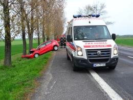 Ford uderzył w drzewo w Łukowicach Brzeskich