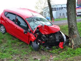 Ford uderzył w drzewo w Łukowicach Brzeskich