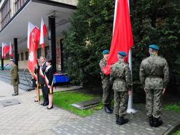 Obchody Święta Flagi pod Urzędem Wojewódzkim