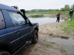 Pasjonująca przejażdżka po błocie i wodzie. Off-road wciąga.