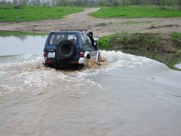 Pasjonująca przejażdżka po błocie i wodzie. Off-road wciąga.