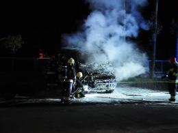 Samochód dostawczy spłonął na parkingu szpitala. Strażacy podejrzewają podpalenie.