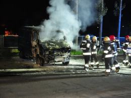 Samochód dostawczy spłonął na parkingu szpitala. Strażacy podejrzewają podpalenie.