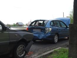 Wypadek w Dobrzeniu Wielkim, zderzyły się trzy auta