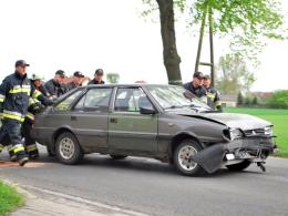 Wypadek w Dobrzeniu Wielkim, zderzyły się trzy auta