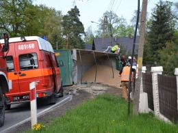 Przewrócona ciężarówka utrudnia ruch na trasie Brzeg-Namysłów
