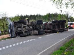 Przewrócona ciężarówka utrudnia ruch na trasie Brzeg-Namysłów