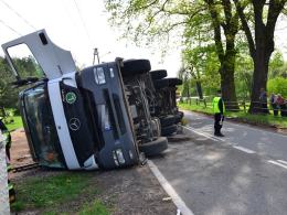 Przewrócona ciężarówka utrudnia ruch na trasie Brzeg-Namysłów