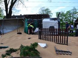 Przewrócona ciężarówka utrudnia ruch na trasie Brzeg-Namysłów
