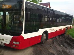 Autobus MZK Opole linii 11 urwał zawieszenie na pętli przy ul. Żytniej.