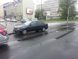 Skoszony sygnalizator i druga kolizja na jednym skrzyżowaniu