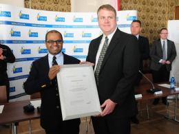 Suresh Krishma i Ed Heffernan z pozwoleniem na prowadzenie działalności gospodarczej w Opolu przy ul. Wspólnej.