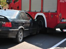 BMW zderzyło się z wozem strażackim jadącym na sygnale