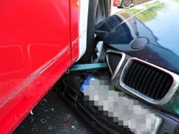 BMW zderzyło się z wozem strażackim jadącym na sygnale