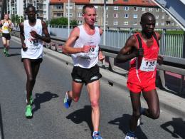 Kenijczyk Joel Komen (nr startowy 135) wygrał tegoroczny maraton.