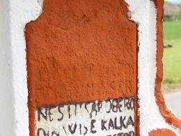 Mieszkaniec Kałkowa "odrestaurował" zabytkowy pomnik. I zrobiła się afera.