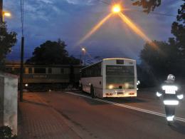 Miejski autobus zderzył się z pociągiem na niestrzeżonym przejeździe