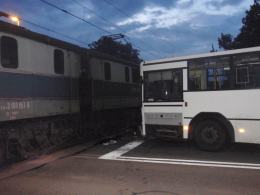 Miejski autobus zderzył się z pociągiem na niestrzeżonym przejeździe