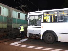 Miejski autobus zderzył się z pociągiem na niestrzeżonym przejeździe