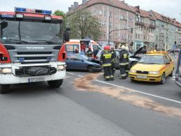Kierowca mercedesa zignorował czerwone światło, doszło do zderzenia