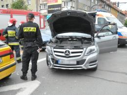 Kierowca mercedesa zignorował czerwone światło, doszło do zderzenia