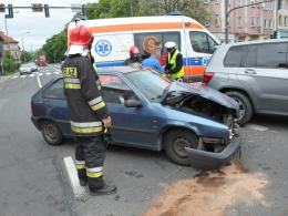 Kierowca mercedesa zignorował czerwone światło, doszło do zderzenia