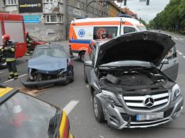 Kierowca mercedesa zignorował czerwone światło, doszło do zderzenia