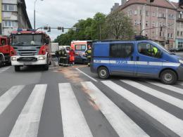 Kierowca mercedesa zignorował czerwone światło, doszło do zderzenia