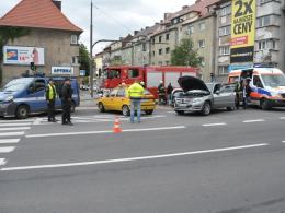 Kierowca mercedesa zignorował czerwone światło, doszło do zderzenia