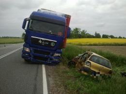 Śmiertelny wypadek pod Kluczborkiem. Samochód osobowy wjechał pod ciężarówkę.