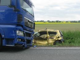 Śmiertelny wypadek pod Kluczborkiem. Samochód osobowy wjechał pod ciężarówkę.