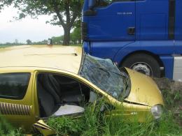 Śmiertelny wypadek pod Kluczborkiem. Samochód osobowy wjechał pod ciężarówkę.